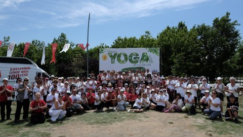 Büyükçekmece’de Dünya Yoga Günü’ne özel yüzlerce kadın yoga yaptı