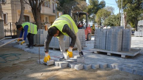 Ayvalık Belediyesi'nden 200 milyon TL'lik kilit parke taşı yatırımı