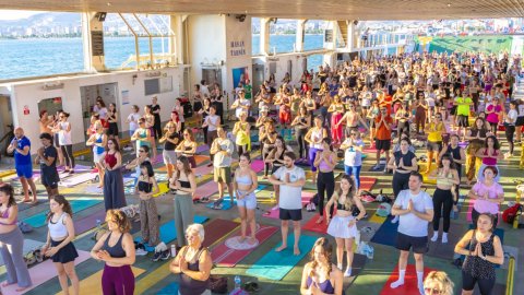 İzmir Büyükşehir'den Körfez’in mavisinde 400 kişilik yoga buluşması