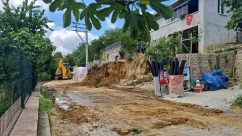 İzmit Belediyesi Akmeşe’de taş duvar çalışmasına başladı