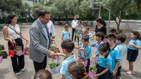 Ömer Eşki 9 Eylül İlköğretim Okulu öğrencilerine çilek fidesi dağıttı