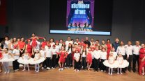 Dikili’de sanat rüzgarı: 7’den 70’e tüm kursiyerler yıl sonu coşkusunda buluştu