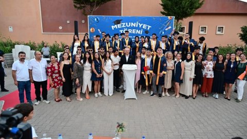 Mesut Kocagöz gençlerin mezuniyet sevincine ortak oldu