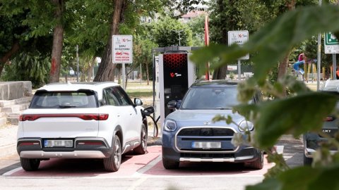 Bayraklı Belediyesi'nden ilçede 10 noktada 20 elektrikli araç şarj ünitesi