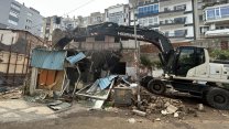 Konak Belediyesi metruk bina yıkımlarını sürdürüyor
