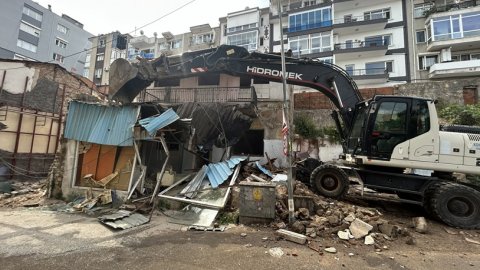 Konak Belediyesi metruk bina yıkımlarını sürdürüyor