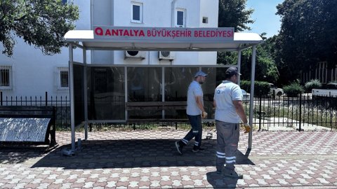 Antalya Büyükşehir Belediyesi Kemer’de yeni otobüs durakları monte edildi