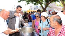 Çiğli Belediyesi'nden vatandaşlara aşure ikramı