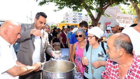 Çiğli Belediyesi'nden vatandaşlara aşure ikramı