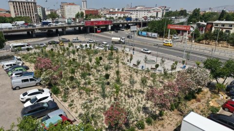 İzmir Büyükşehir Belediyesi eski benzinlik alanını yeşile dönüştürdü