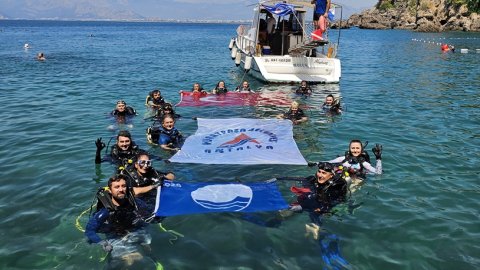 Muratpaşa Belediyesi’nden Erenkuş Plajı’nda deniz dibi temizliği