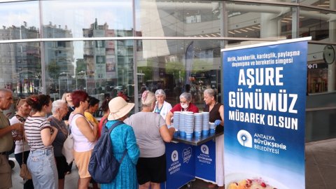 Antalya Büyükşehir Belediyesi'nin aşure ikramı devam ediyor