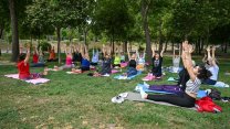 Bornova Belediyesi'nden Aşık Veysel Rekreasyon Alanı’nda yoga ve meditasyon etkinliği