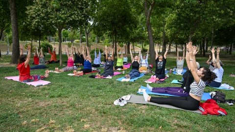 Bornova Belediyesi'nden Aşık Veysel Rekreasyon Alanı’nda yoga ve meditasyon etkinliği
