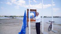 Ayvalık Belediyesi plajlarında Mavi Bayraklar göndere çekildi