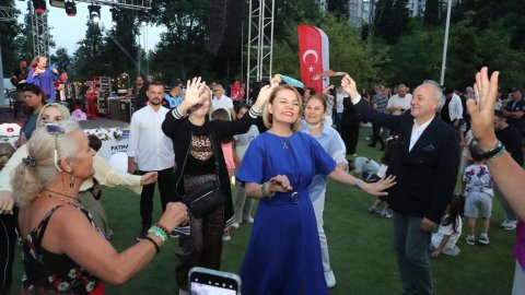 İzmit Belediyesi Cephanelik Kır Düğün Salonu'nu Suzan Kardeş konseri ile açtı