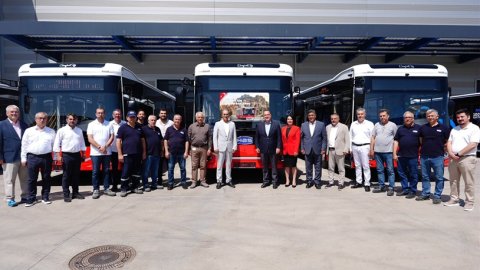 Manisa Büyükşehir Belediyesi toplu ulaşım filosuna 15 yeni otobüs kattı