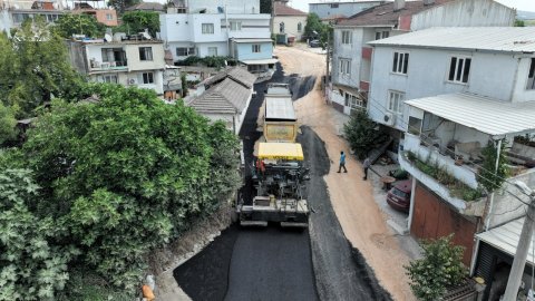 Bursa Büyükşehir Belediyesi Karacabey'in Yenikaraağaç Mahallesi'nde yolları yeniliyor