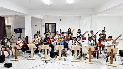 Muratpaşa Belediyesi’nden 110 kursiyere 4 branşta gitar kursu