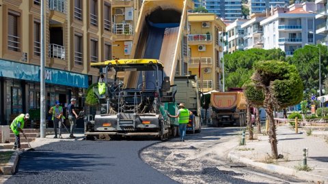 Narlıdere Belediyesi'nin asfalt mesaisi sürüyor