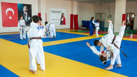 Karşıyaka Belediyesi'nin Yaz Spor Okulları’na yoğun ilgi
