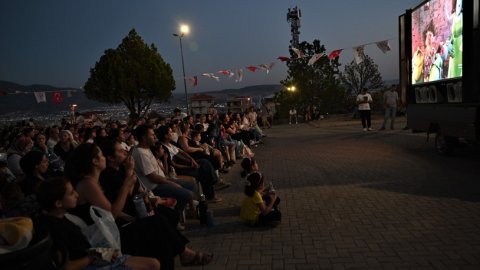 Bornova Belediyesi’nin Açık Hava Sineması Yaz Animasyon Film Günleri'ne yoğun ilgi