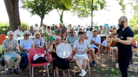 Muratpaşa’da yaşlılar türkülerle buluşuyor