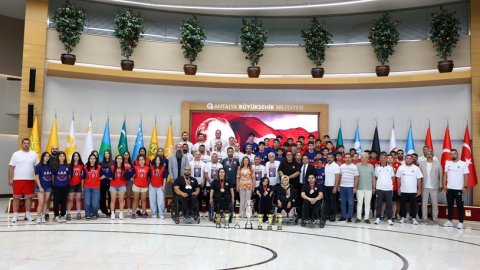 Büşra Özdemir şampiyon sporcuları ağırladı