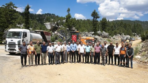 Mersin Büyükşehir Belediyesi'nden 50 yıldır çalışma yapılmayan yola neşter