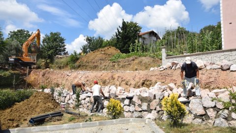 İzmit Belediyesi'nden Kabaoğlu’nda taş duvar çalışması