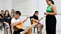 Muratpaşa Belediyesi’nin Değirmenönü Kurs Merkezi’nde bağlama kursu sürüyor