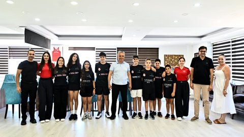 Ümit Uysal, Muratpaşa Belediyespor Squash Takımı sporcularını makamında ağırladı