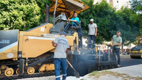 Çukurova Belediye Başkanı Emrah Kozay asfalt çalışmalarını yerinde denetledi