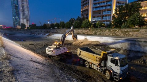 İzmir Büyükşehir Belediyesi'nden Manda Çayı’nda temizlik çalışması