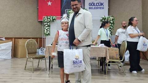 Gölcük Belediyesi'nden Sünnet Şöleni öncesi kıyafet dağıtımı