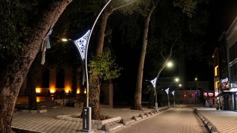 İzmit Belediyesi'nden Cevdet Hoca Caddesi'ne modern kaldırım ve aydınlatma