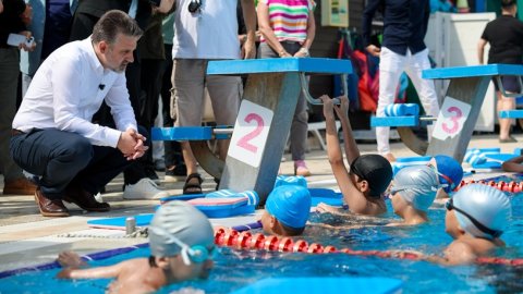 Şahin Biba'dan minik yüzücülere ziyaret