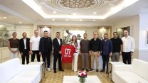 Büşra Özdemir’e Antalyaspor yönetiminden teşekkür ziyareti