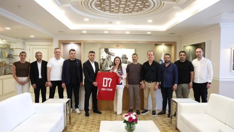 Büşra Özdemir’e Antalyaspor yönetiminden teşekkür ziyareti