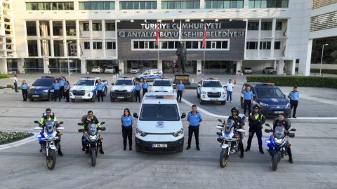 Antalya Büyükşehir zabıtasından kaldırım işgallerine sıkı denetim