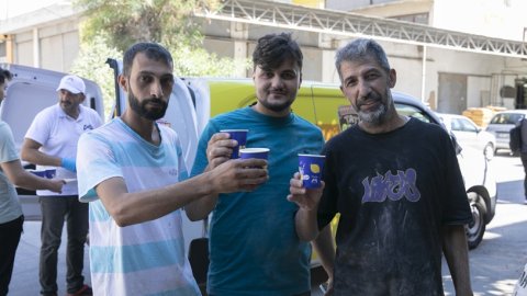Mersin Büyükşehir Belediyesi'nden hal ve sanayi esnafına limonata ikramı