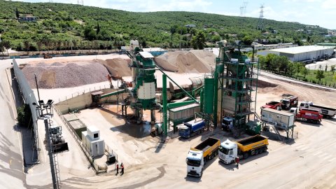 Kocaeli Büyükşehir Belediyesi kendi asfaltını kendi üretiyor