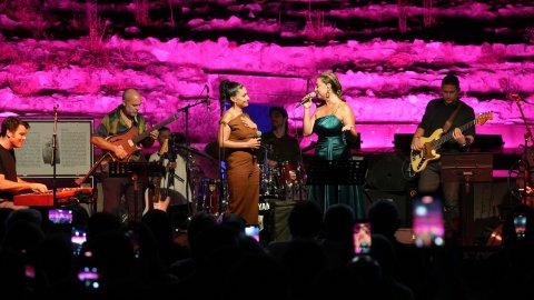 Uluslararası Bursa Festivali’nde Elif Sanchez ve Dilek Türkan rüzgarı