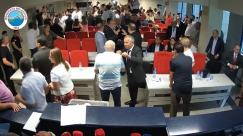 CHP ve YENİ Parti anlaşamadı: Menderes Belediyesi AKP'ye geçti