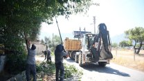 Konyaaltı Belediyesi'nden yangına karşı budama çalışması