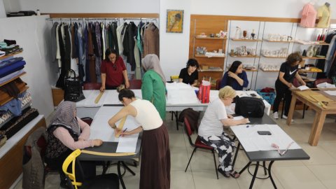 İzmit’te kadınlar yaz tatilini dikiş kursunda değerlendiriyor