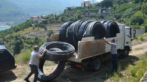 Antalya Büyükşehir Belediyesi'nden kırsal mahallelere sulama borusu desteği