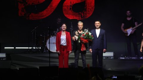 Bayraklı Belediyesi 30 Ağustos'u Emre Aydın konseri ile kutladı