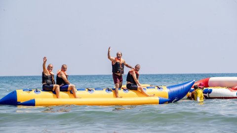 Mersin Büyükşehir Belediyesi emeklileri Kumkuyu'da denizle buluşturdu