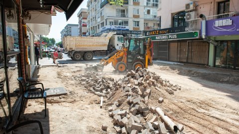 Karşıyaka Belediyesi'nden Bostanlı Cemal Bülbül Sokak’ta yenileme çalışması